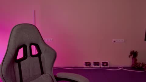 yoka_paradoxxx online show from February 4, 9:15 am