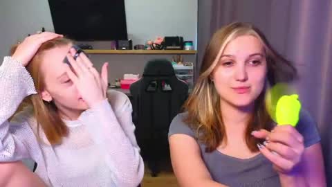 Snapshot of younona chatting on June 6, 4:44 pm Anna and Luna online show from June 6, 4:44 pm