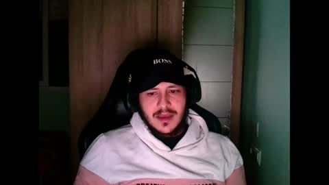 Snapshot of younromki chatting on December 11, 1:37 am A... online show from December 11, 1:37 am