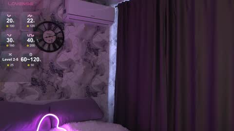 Julia Please Thumbs up me   online show from January 23, 7:22 am