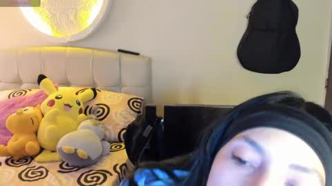 mia3 online show from April 10, 5:39 pm