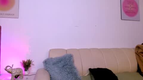 Snapshot of your_girl_of_dream chatting on May 12, 2:08 am your_girl_of_dream online show from May 12, 2:08 am