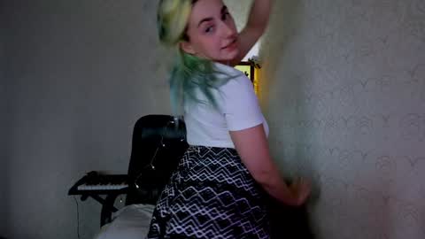 Snapshot of your_godesses chatting on December 18, 6:43 am Cora online show from December 18, 6:43 am