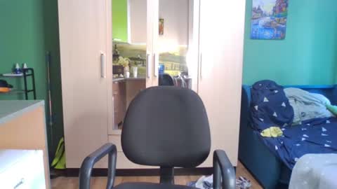 Snapshot of your_honeyy chatting on June 25, 12:09 pm Mark online show from June 25, 12:09 pm