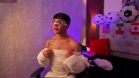 your_kitty_boy online show from June 17, 7:37 pm