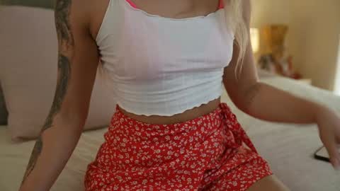 Snapshot of your_poison_girl chatting on June 7, 12:31 pm Helena online show from June 7, 12:31 pm