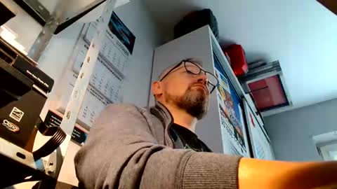 Snapshot of your_tipie chatting on October 15, 10:04 am your_tipie online show from October 15, 10:04 am