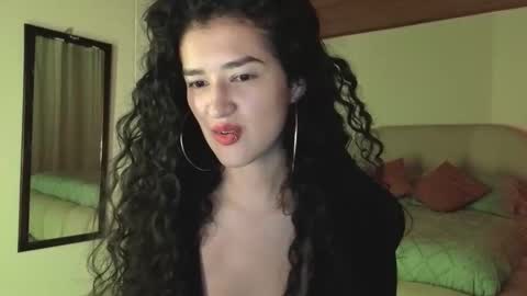 Snapshot of yourdreamgirl2025 chatting on May 7, 11:54 pm yourdreamgirl2025 online show from May 7, 11:54 pm
