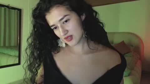 Snapshot of yourdreamgirl2025 chatting on May 9, 12:16 am yourdreamgirl2025 online show from May 9, 12:16 am