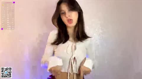 Snapshot of youremilia_ chatting on March 3, 9:15 am Emilia online show from March 3, 9:15 am