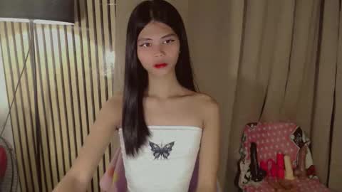 Snapshot of yourfavoratevivian chatting on February 6, 9:29 pm Vivian online show from February 6, 9:29 pm