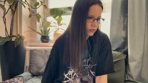 Snapshot of yourher0in chatting on March 3, 10:17 am Aida online show from March 3, 10:17 am