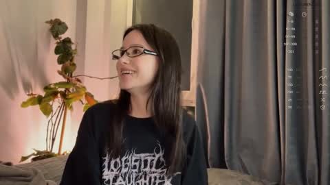 Snapshot of yourher0in chatting on March 11, 3:45 pm Aida online show from March 11, 3:45 pm