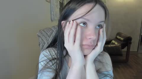 Snapshot of yourher0in chatting on January 13, 5:35 am Aida online show from January 13, 5:35 am