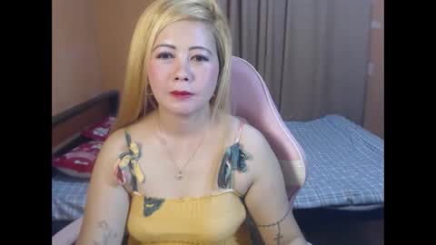 Snapshot of yourlenda chatting on May 23, 9:57 am Glenda online show from May 23, 9:57 am
