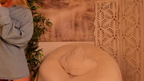 Sarah online show from November 28, 8:00 pm