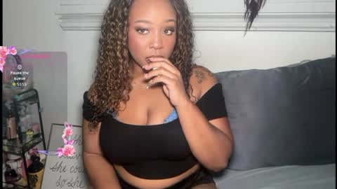 Snapshot of yourmommysilk chatting on August 3, 4:22 am YOURMOMMY online show from August 3, 4:22 am