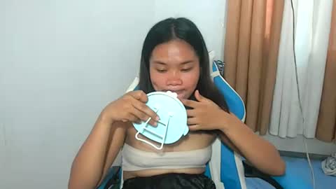 Snapshot of yourpinay_belle chatting on March 2, 7:15 am Belle online show from March 2, 7:15 am