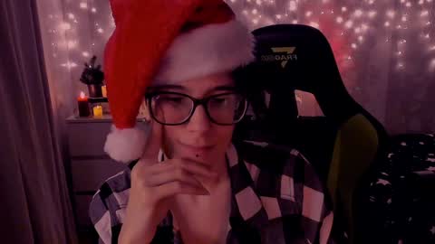 Snapshot of yourscosmic chatting on December 24, 11:44 pm Yours Cosmic online show from December 24, 11:44 pm