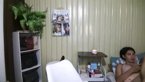 Snapshot of yoursubmissive_larah chatting on May 13, 7:06 am yoursubmissive_larah online show from May 13, 7:06 am