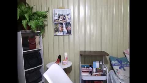 Snapshot of yoursubmissive_larah chatting on May 17, 6:33 am yoursubmissive_larah online show from May 17, 6:33 am