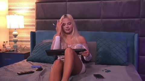 Snapshot of yssabelfox chatting on September 18, 4:58 am Foxie online show from September 18, 4:58 am