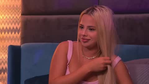 Snapshot of yssabelfox chatting on September 25, 3:43 am Foxie online show from September 25, 3:43 am