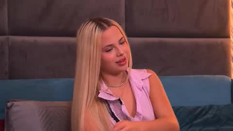 Snapshot of yssabelfox chatting on October 13, 3:39 am Foxie online show from October 13, 3:39 am