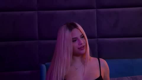 Snapshot of yssabelfox chatting on November 15, 3:52 pm Foxie online show from November 15, 3:52 pm