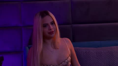 Snapshot of yssabelfox chatting on November 16, 4:12 pm Foxie online show from November 16, 4:12 pm