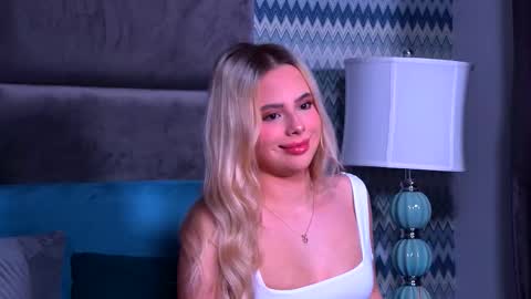 Snapshot of yssabelfox chatting on November 24, 3:45 pm Foxie online show from November 24, 3:45 pm