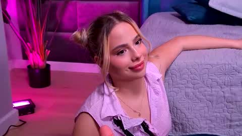 Snapshot of yssabelfox chatting on December 13, 7:53 pm Foxie online show from December 13, 7:53 pm