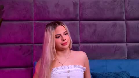 Snapshot of yssabelfox chatting on December 14, 2:55 pm Foxie online show from December 14, 2:55 pm