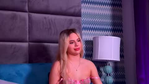 Snapshot of yssabelfox chatting on December 21, 4:36 pm Foxie online show from December 21, 4:36 pm