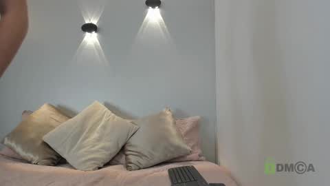 yulievans online show from December 27, 7:03 pm