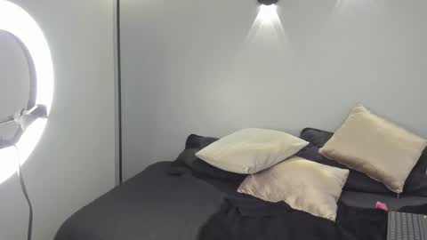 yulievans online show from January 12, 1:21 am