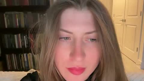 yumiandwolf online show from March 8, 7:38 am