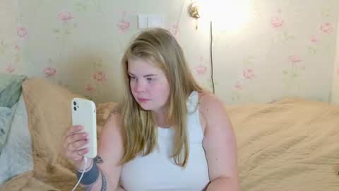 Snapshot of yumm_lolly chatting on July 17, 5:40 pm Polly online show from July 17, 5:40 pm