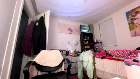 Snapshot of yungfemslut chatting on January 19, 5:11 am BbyTSSLut online show from January 19, 5:11 am