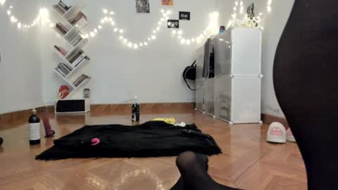 paola online show from December 7, 9:22 pm