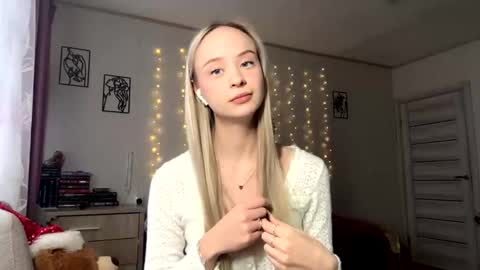 Snapshot of yutwiner chatting on January 12, 12:10 pm May online show from January 12, 12:10 pm