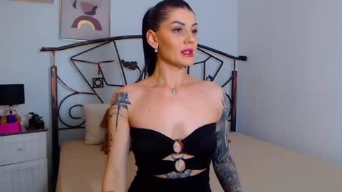 I V Y   online show from January 3, 9:05 pm