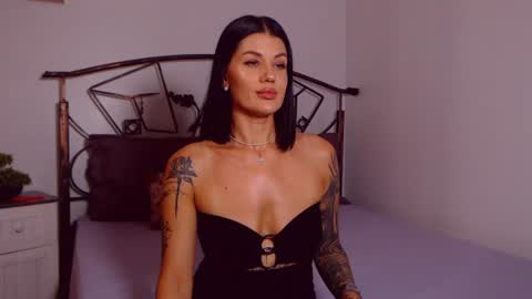 Snapshot of yvonneeverlee chatting on July 7, 7:29 pm I V Y online show from July 7, 7:29 pm