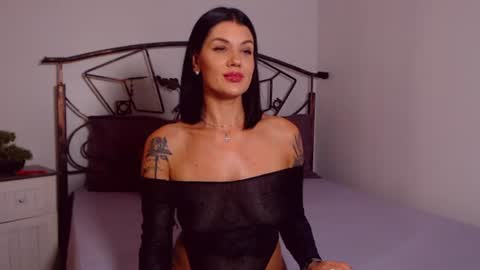 Snapshot of yvonneeverlee chatting on July 10, 9:06 pm I V Y online show from July 10, 9:06 pm