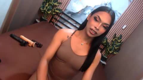 yvonnellvs online show from February 9, 4:00 pm