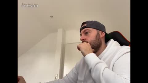 Snapshot of zac242421 chatting on October 29, 10:39 am TheZac online show from October 29, 10:39 am