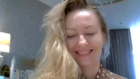 Snapshot of zarinaswift chatting on May 22, 4:19 am Zarina Swift online show from May 22, 4:19 am