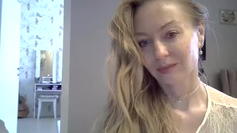 Snapshot of zarinaswift chatting on May 27, 6:32 am Zarina Swift online show from May 27, 6:32 am