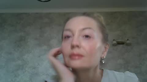 Snapshot of zarinaswift chatting on June 7, 7:12 am Zarina Swift online show from June 7, 7:12 am