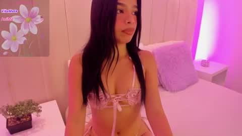 Snapshot of zhara_pearl_ chatting on August 4, 7:38 pm Kamila online show from August 4, 7:38 pm